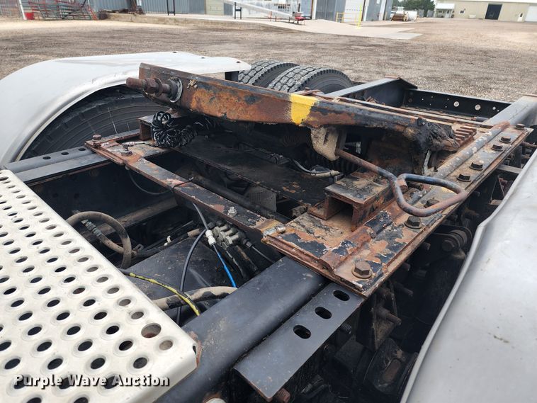 image for item KC9451 2002 International 9400i  semi truck