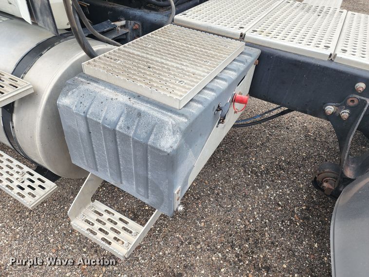 image for item KC9451 2002 International 9400i  semi truck