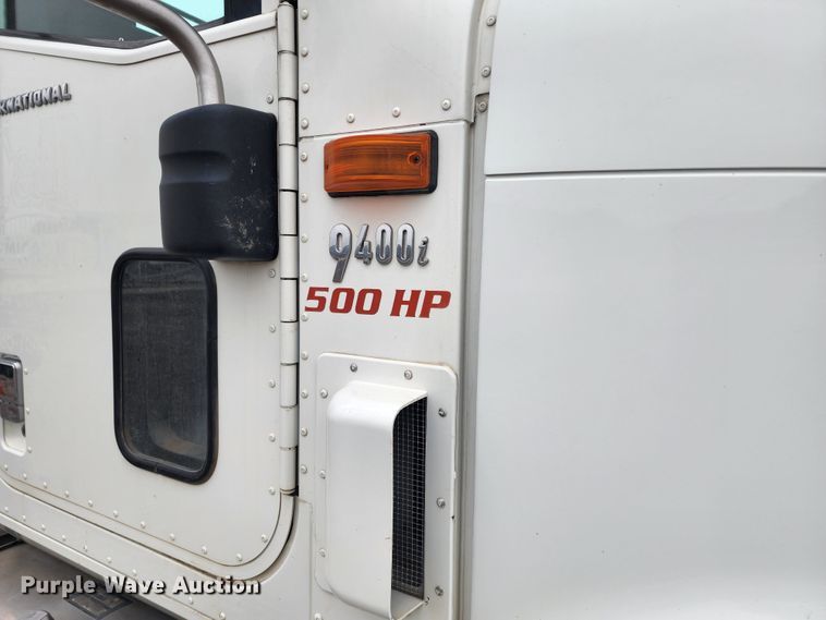 image for item KC9451 2002 International 9400i  semi truck