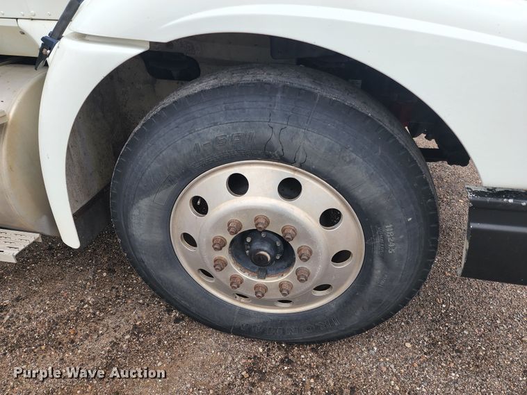 image for item KC9451 2002 International 9400i  semi truck