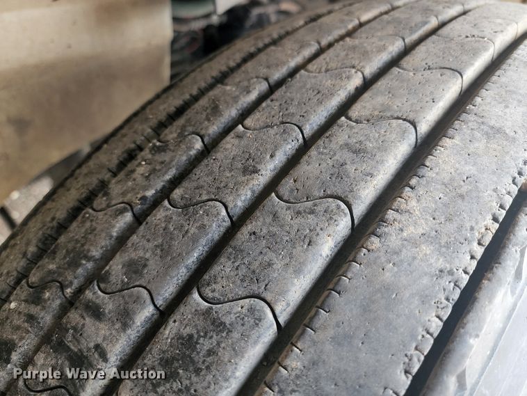 image for item KC9451 2002 International 9400i  semi truck