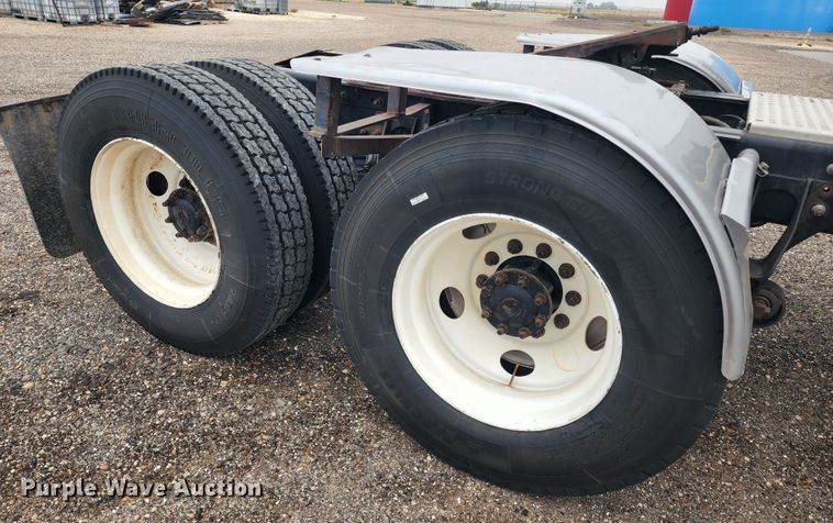 image for item KC9451 2002 International 9400i  semi truck