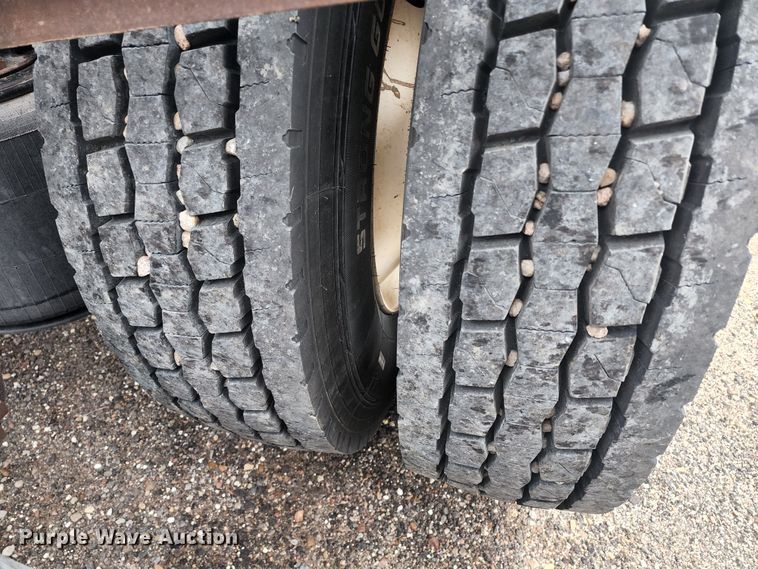 image for item KC9451 2002 International 9400i  semi truck