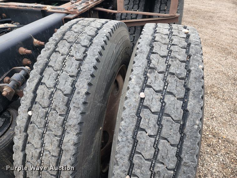 image for item KC9451 2002 International 9400i  semi truck