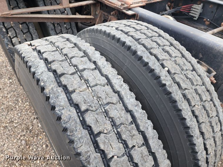 image for item KC9451 2002 International 9400i  semi truck