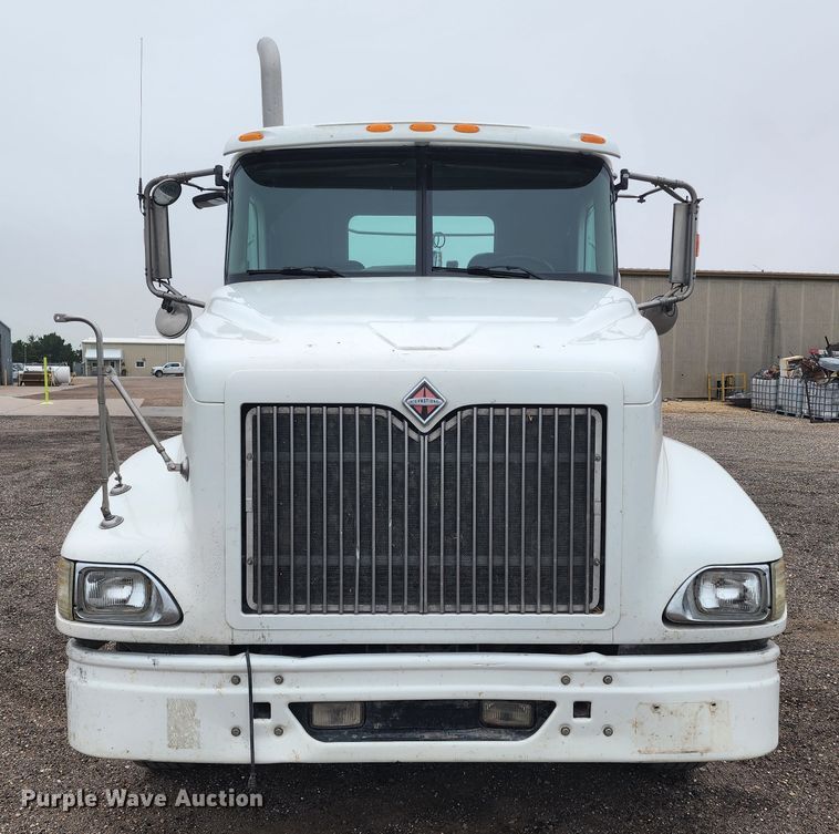 image for item KC9452 2003 International 9400i  semi truck