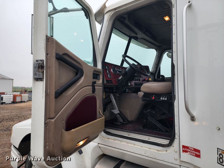 image for item KC9452 2003 International 9400i  semi truck