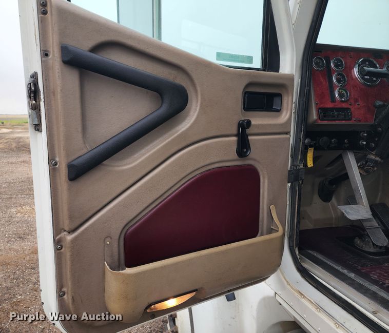 image for item KC9452 2003 International 9400i  semi truck