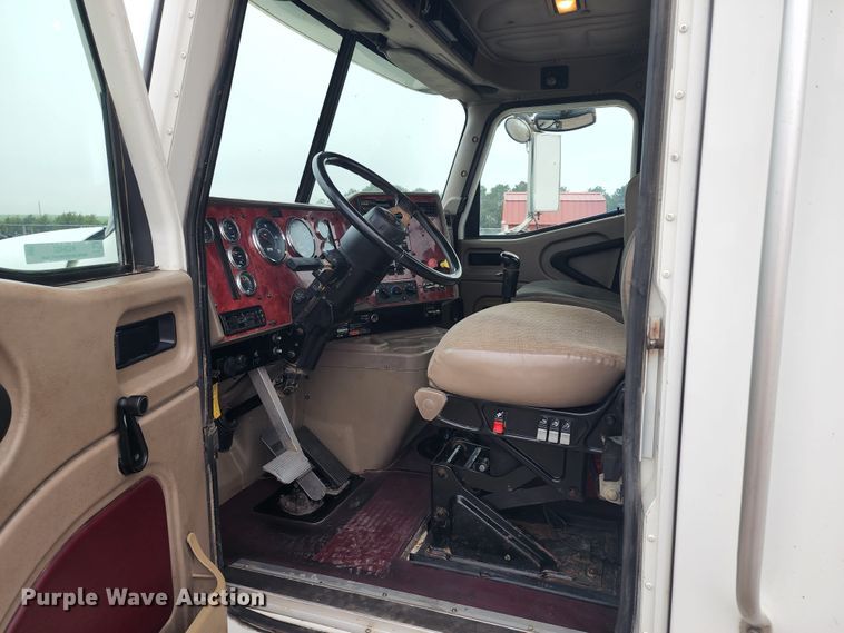 image for item KC9452 2003 International 9400i  semi truck