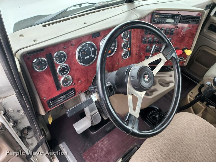 image for item KC9452 2003 International 9400i  semi truck