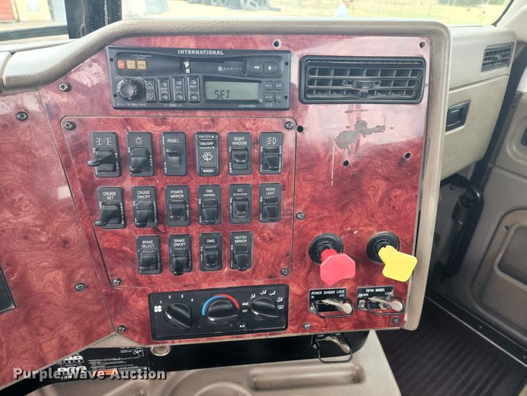 image for item KC9452 2003 International 9400i  semi truck
