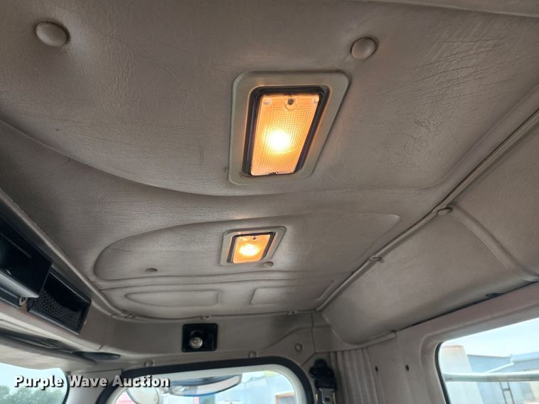 image for item KC9452 2003 International 9400i  semi truck