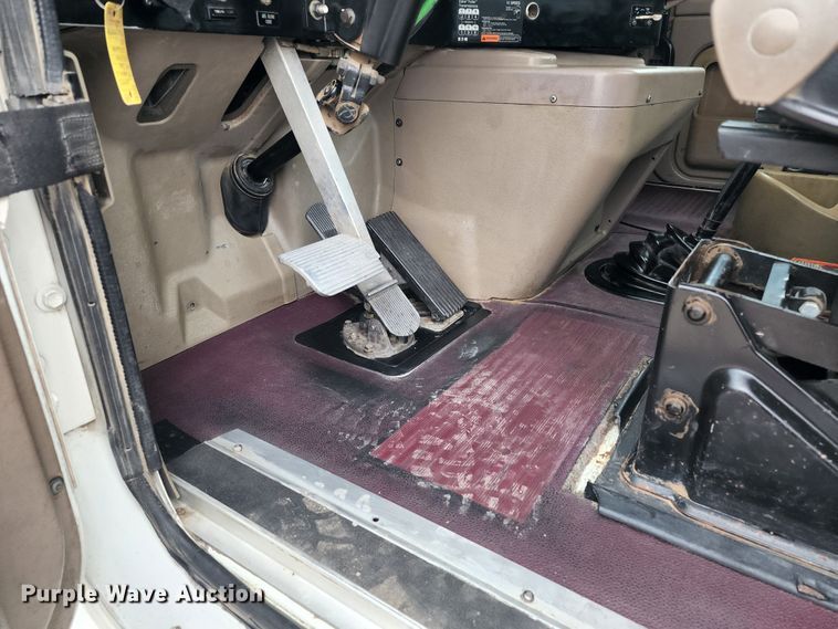 image for item KC9452 2003 International 9400i  semi truck