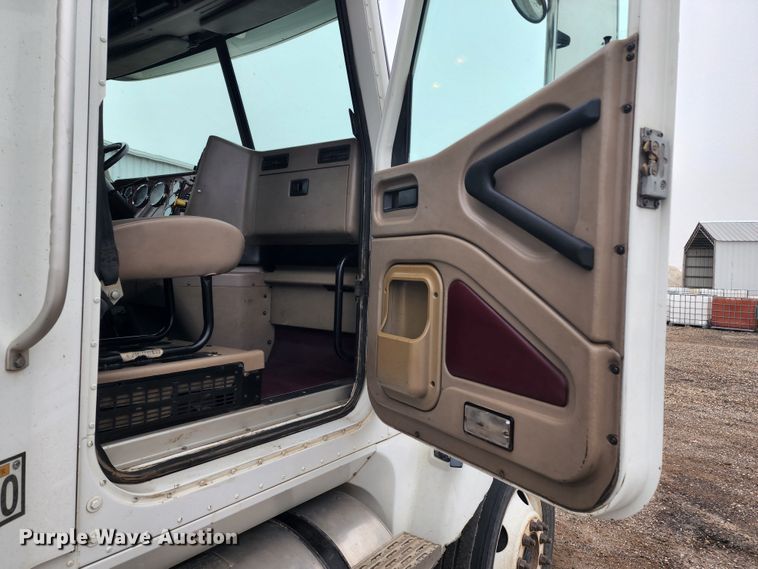 image for item KC9452 2003 International 9400i  semi truck