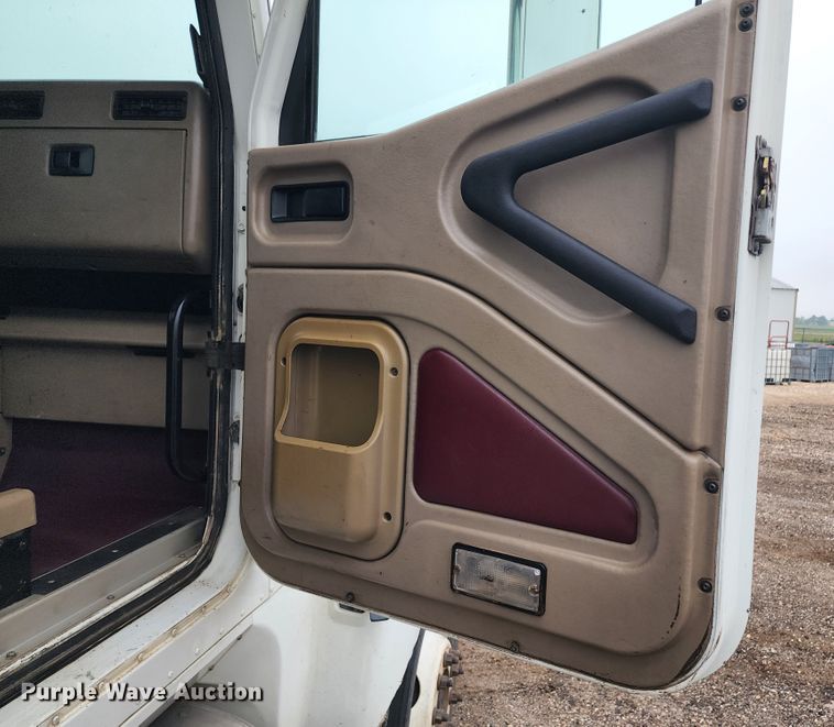 image for item KC9452 2003 International 9400i  semi truck