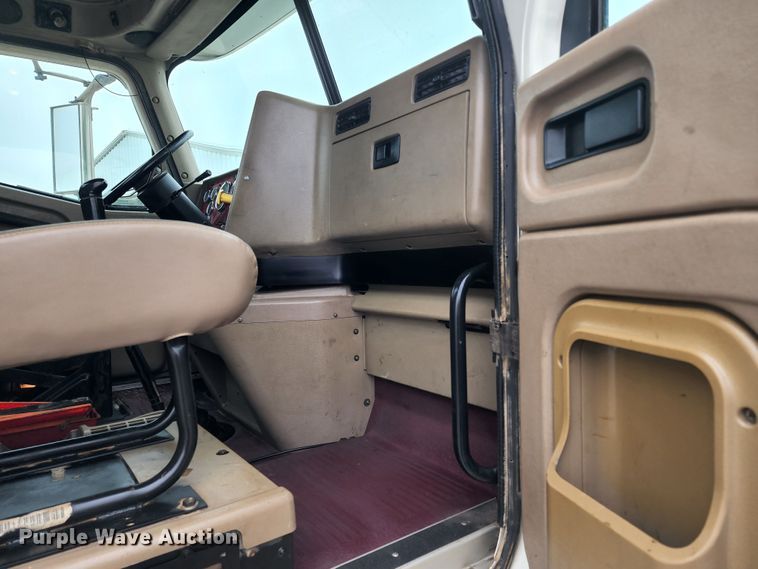 image for item KC9452 2003 International 9400i  semi truck