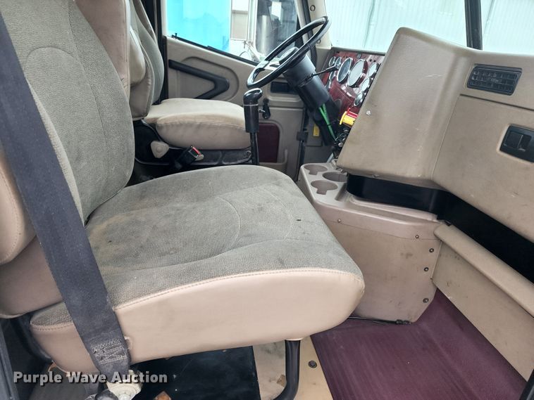 image for item KC9452 2003 International 9400i  semi truck