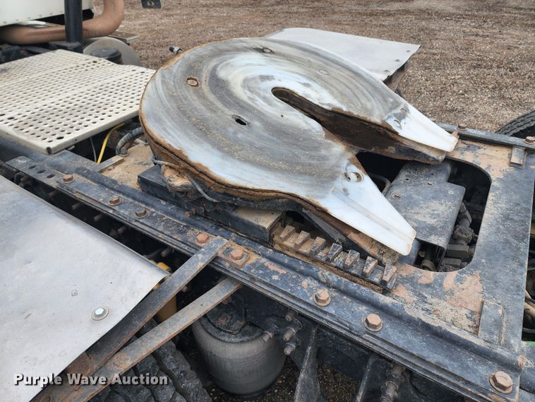 image for item KC9452 2003 International 9400i  semi truck