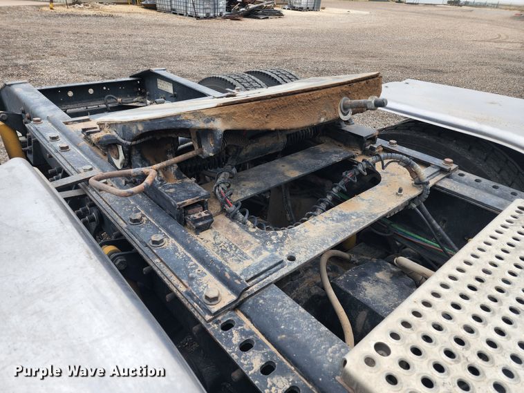 image for item KC9452 2003 International 9400i  semi truck