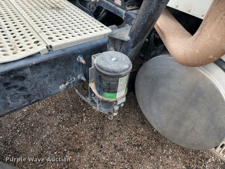 image for item KC9452 2003 International 9400i  semi truck