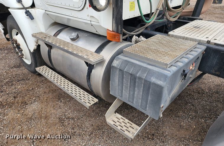 image for item KC9452 2003 International 9400i  semi truck