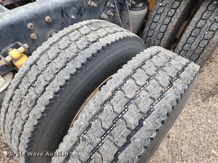 image for item KC9452 2003 International 9400i  semi truck