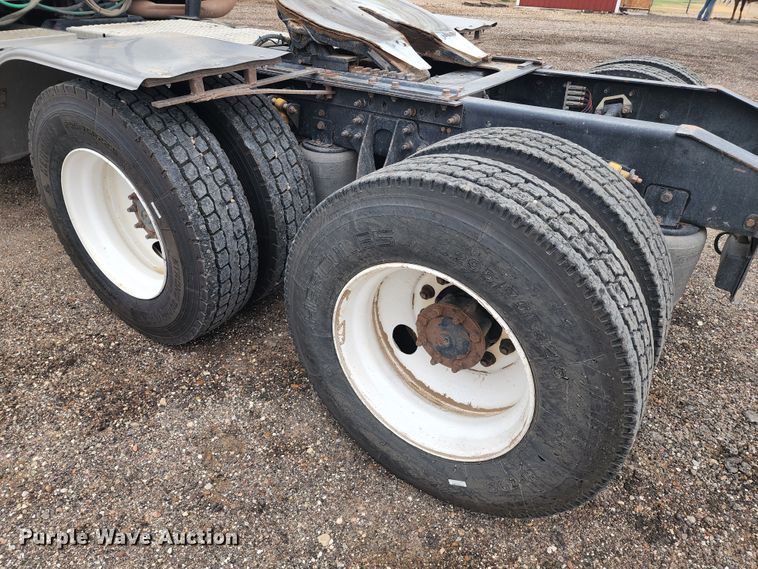 image for item KC9452 2003 International 9400i  semi truck