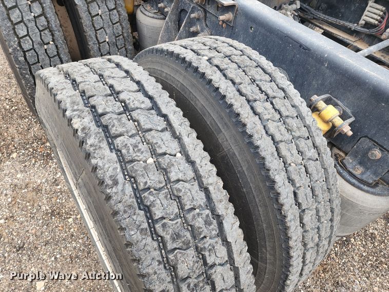 image for item KC9452 2003 International 9400i  semi truck