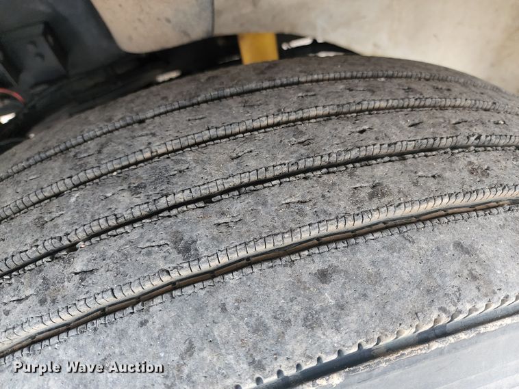 image for item KC9452 2003 International 9400i  semi truck