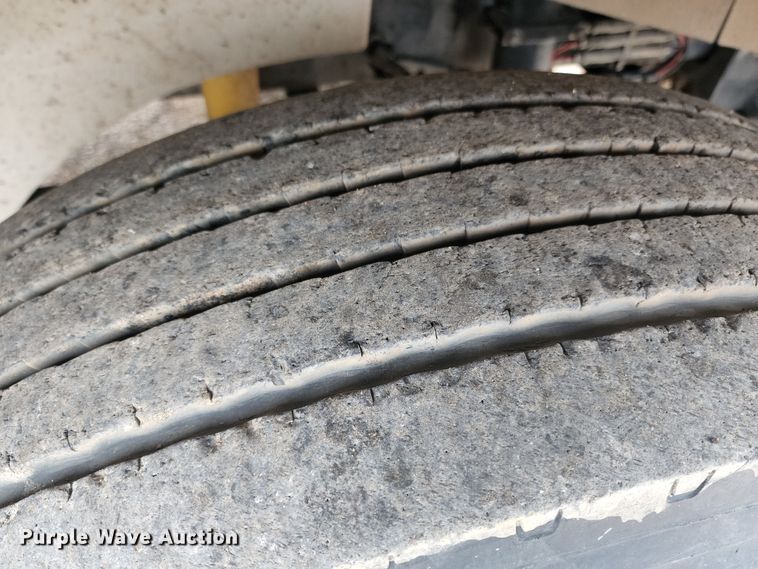 image for item KC9452 2003 International 9400i  semi truck