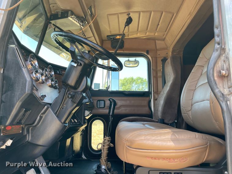 image for item KJ9716 2000 Peterbilt 378  semi truck