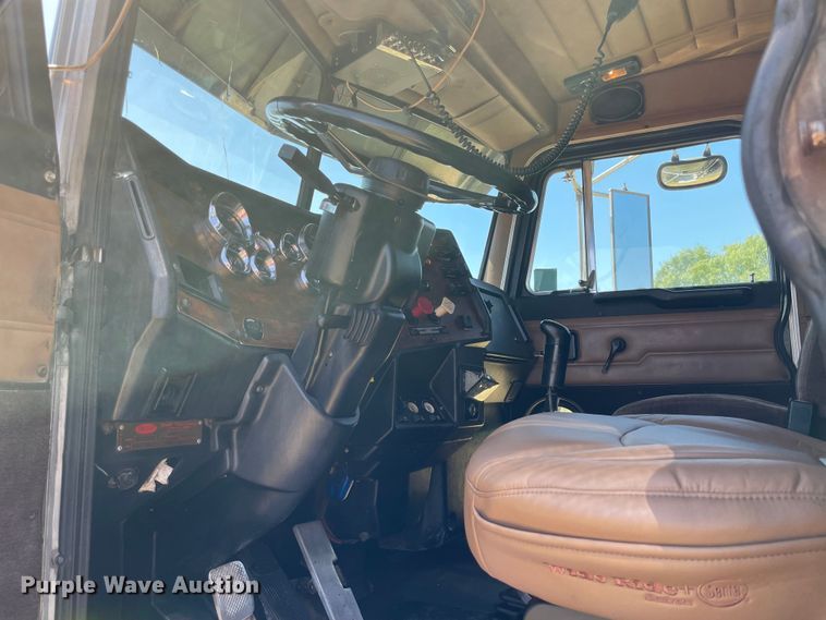 image for item KJ9716 2000 Peterbilt 378  semi truck