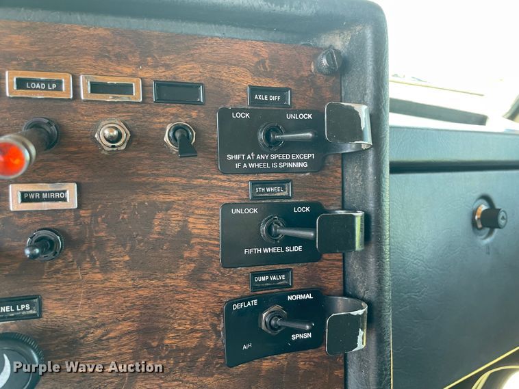 image for item KJ9716 2000 Peterbilt 378  semi truck