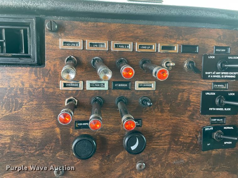 image for item KJ9716 2000 Peterbilt 378  semi truck