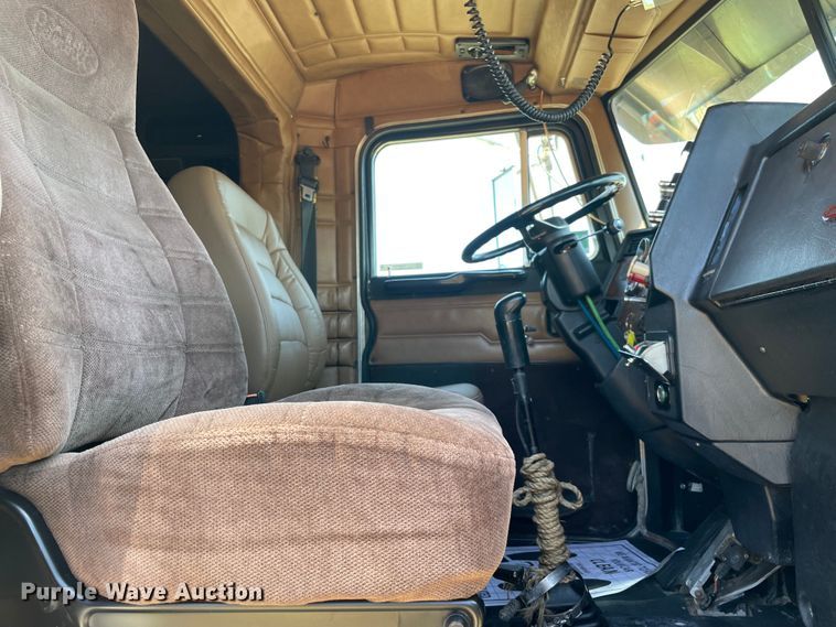 image for item KJ9716 2000 Peterbilt 378  semi truck