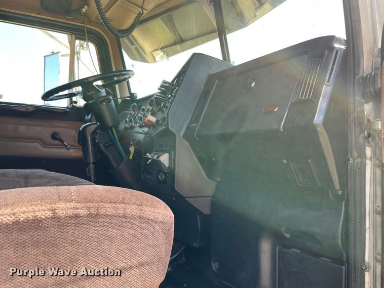 image for item KJ9716 2000 Peterbilt 378  semi truck