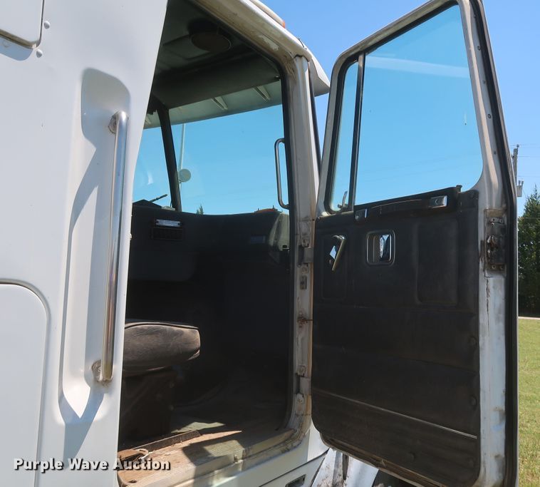 image for item KR9891 1989 White GMC Aero WIA  semi truck