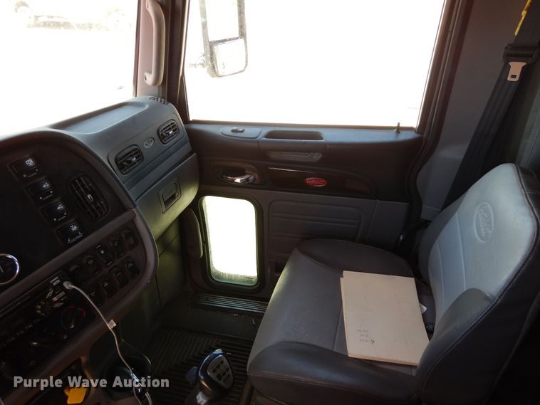 image for item LT9912 2016 Peterbilt 389  semi truck