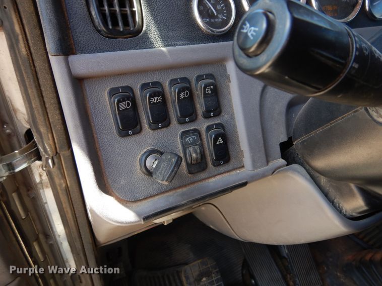 image for item LT9912 2016 Peterbilt 389  semi truck