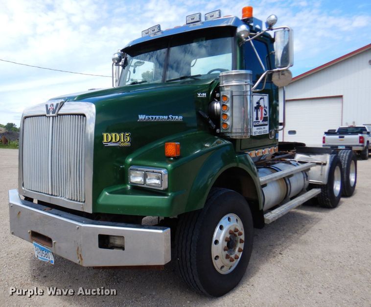 image for item MF9735 2009 Western Star 4900SA  semi truck
