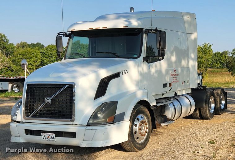 image for item MK9054 2005 Volvo VNL  semi truck