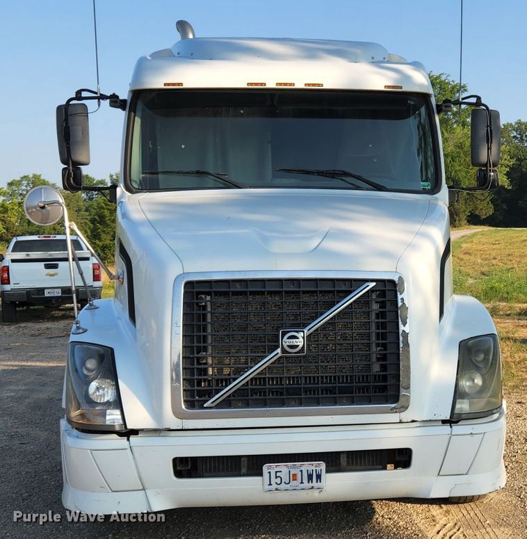 image for item MK9054 2005 Volvo VNL  semi truck