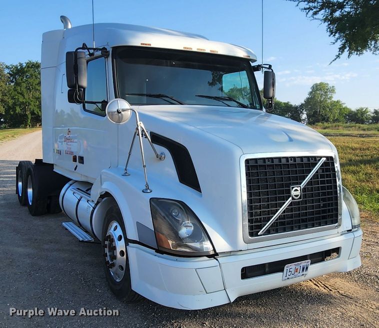 image for item MK9054 2005 Volvo VNL  semi truck