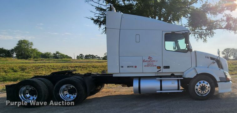 image for item MK9054 2005 Volvo VNL  semi truck