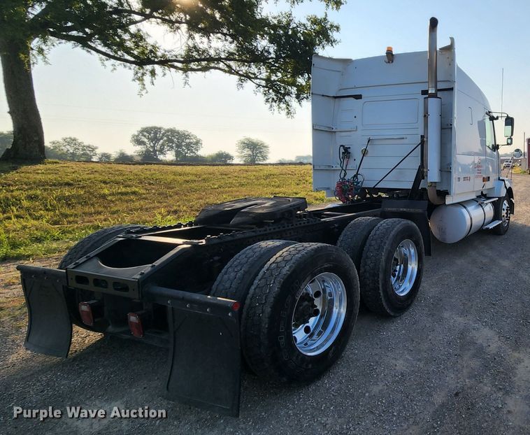 image for item MK9054 2005 Volvo VNL  semi truck