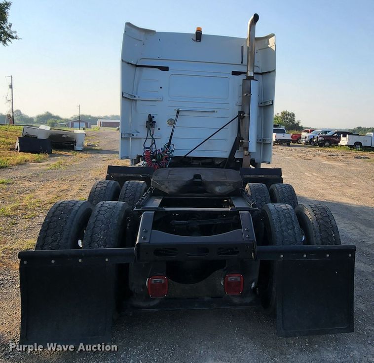 image for item MK9054 2005 Volvo VNL  semi truck