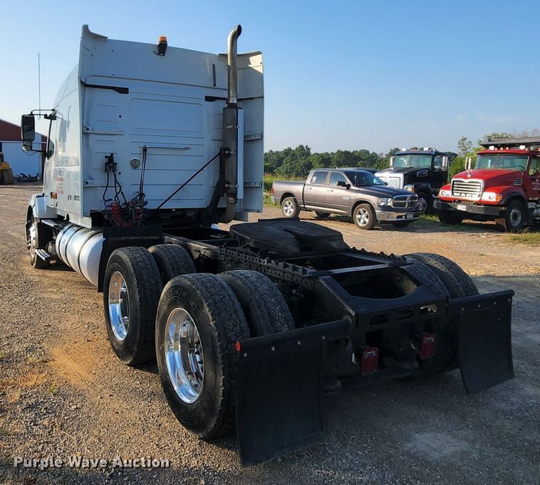 image for item MK9054 2005 Volvo VNL  semi truck
