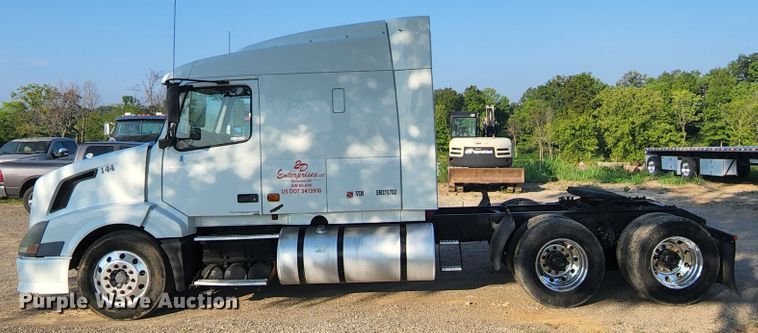 image for item MK9054 2005 Volvo VNL  semi truck