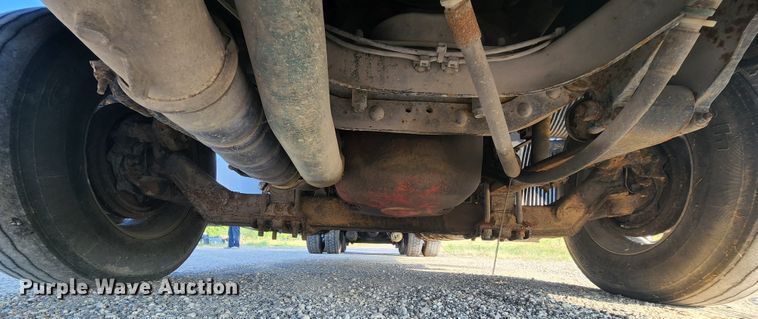 image for item MK9054 2005 Volvo VNL  semi truck