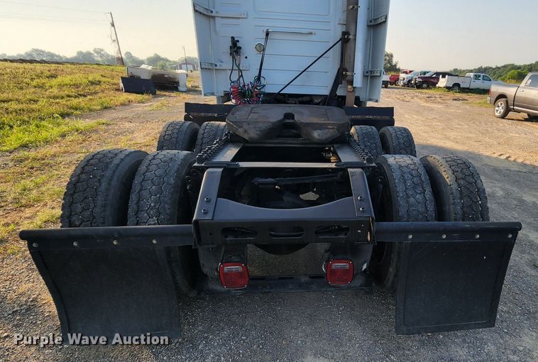 image for item MK9054 2005 Volvo VNL  semi truck